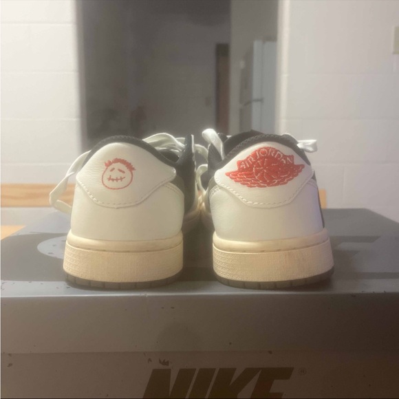 Travis Scott x Wmns Air Jordan 1 Retro Low OG SP ‘Olive’ - Picture 4 of 7